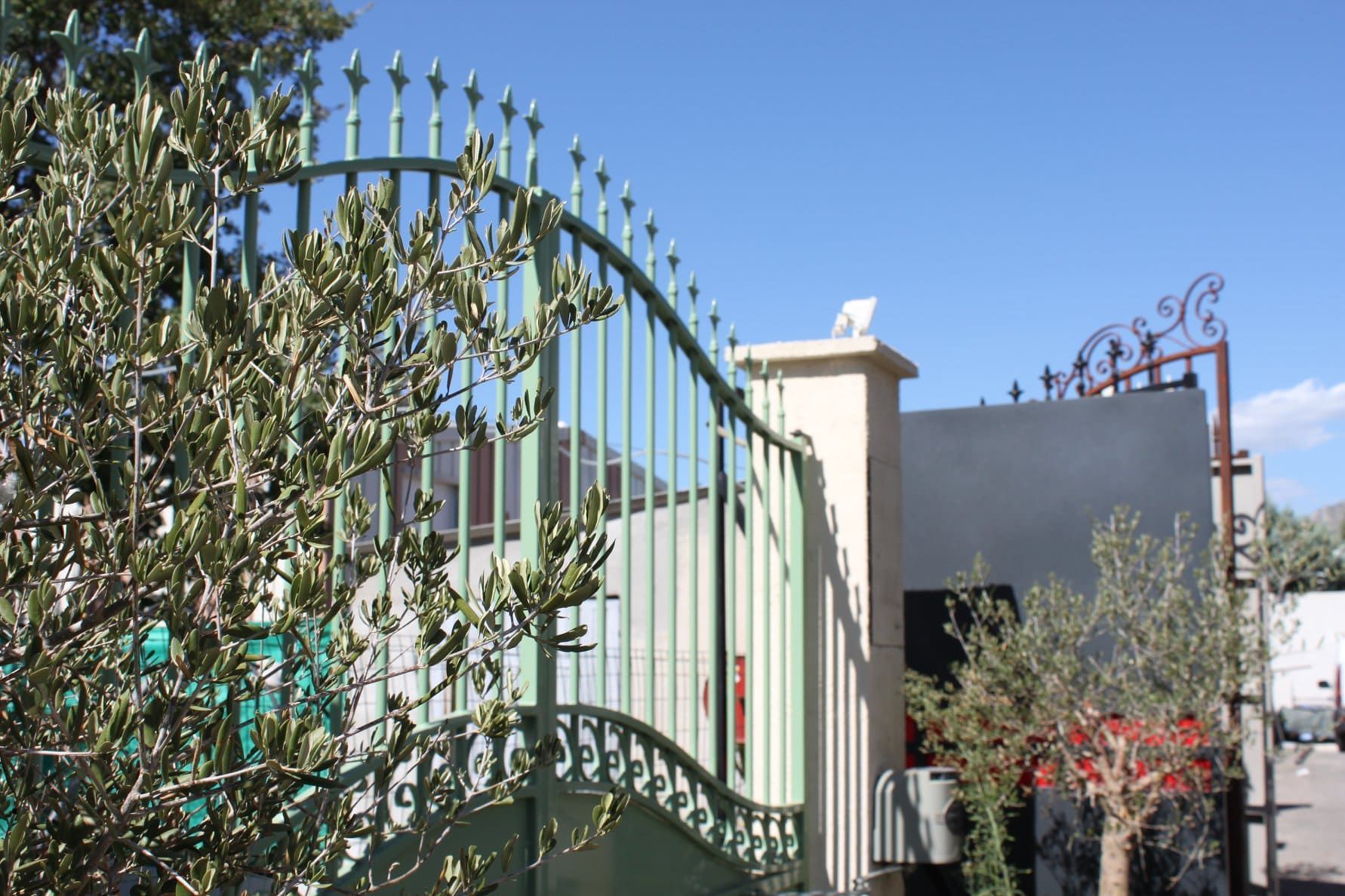 Portail en acier vert