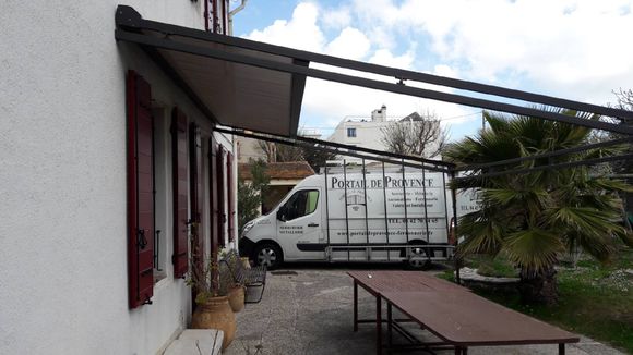 Une terrasse couverte et le camion de l'entreprise