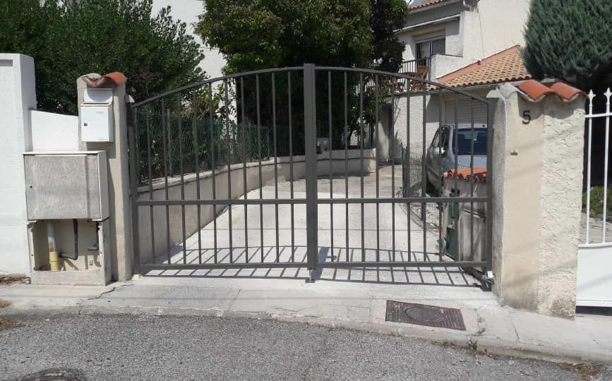 Portail en acier gris