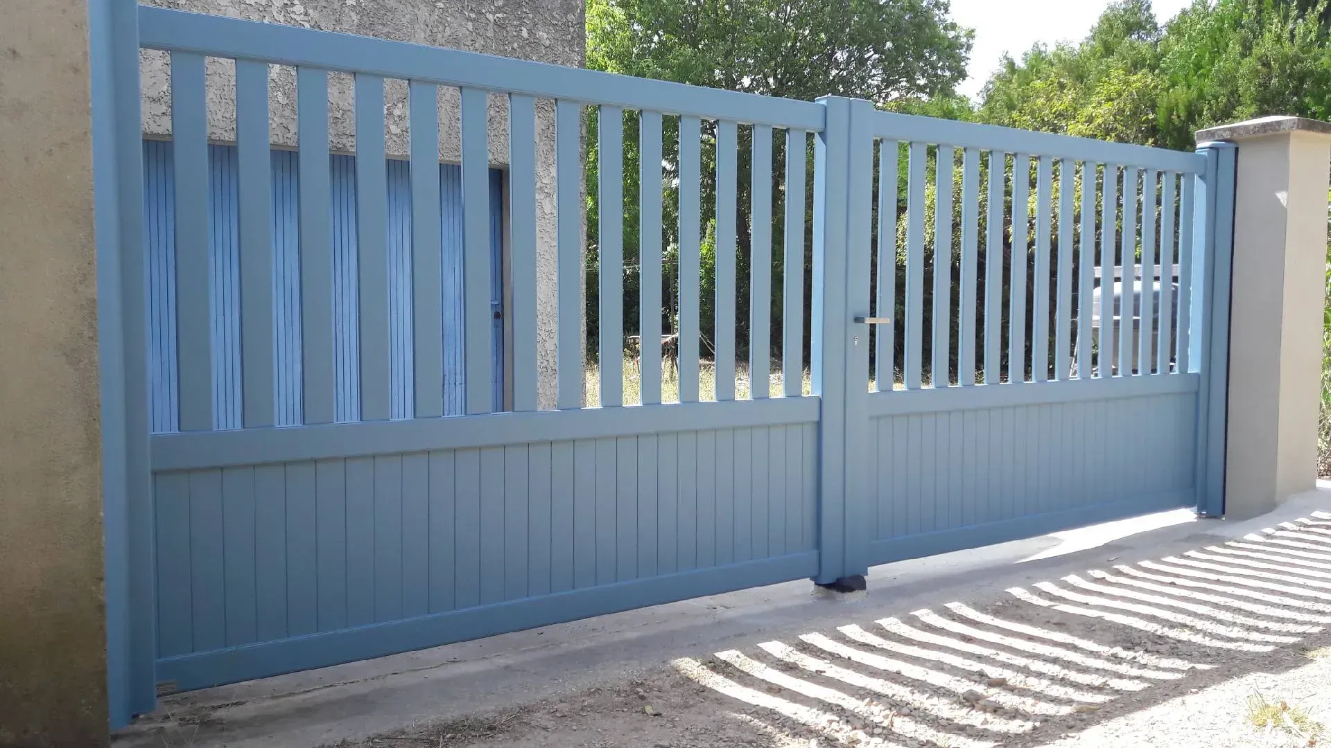 Portail en aluminium gris