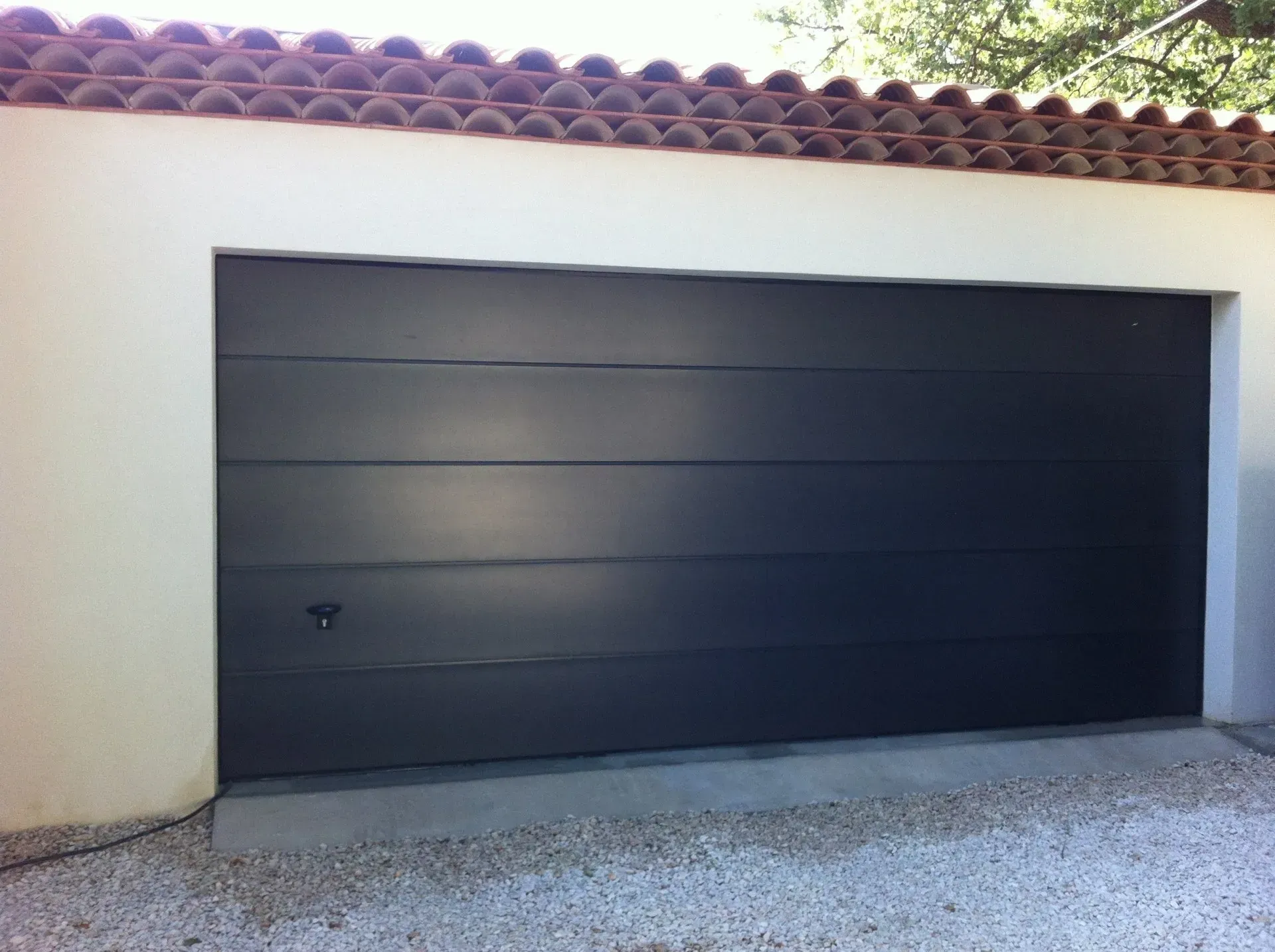 Grande porte de garage sectionnelle motorisée