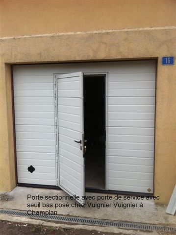 Porte sectionnelle avec porte de service Vuignier - Automatec Sàrl