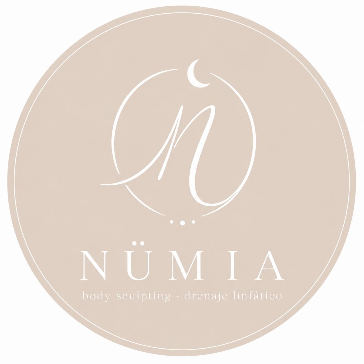 Logotipo N&Uuml;MIA en color beige con un monograma en letra cursiva blanca y el nombre de la marca sobre un fondo circular.