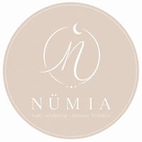 Logotipo N&Uuml;MIA en color beige con un monograma en letra cursiva blanca y el nombre de la marca sobre un fondo circular.