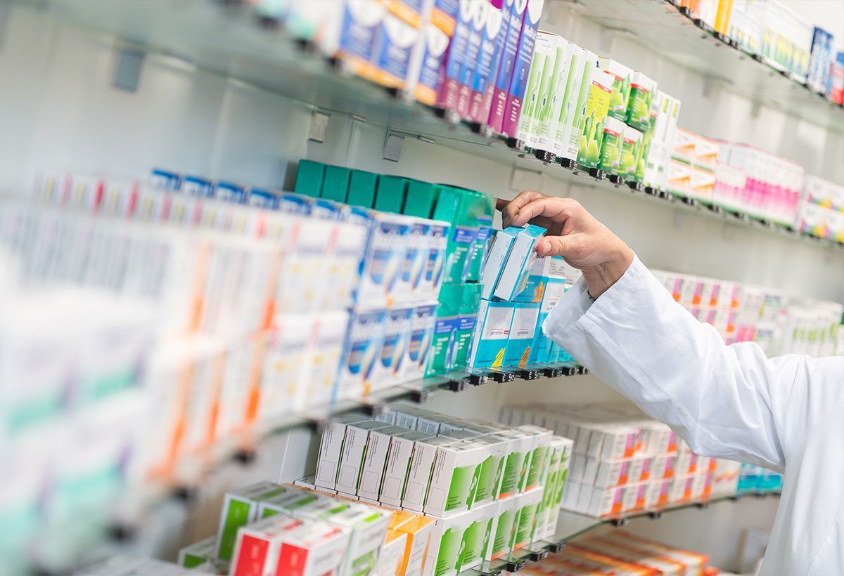 Pharmacien sélectionnant des médicaments 