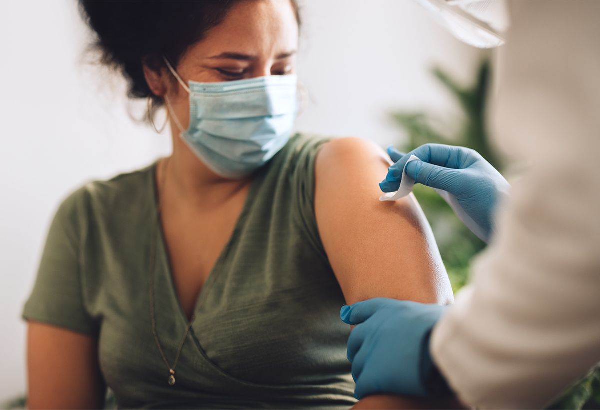 Femme souriante venant de se faire vacciner 