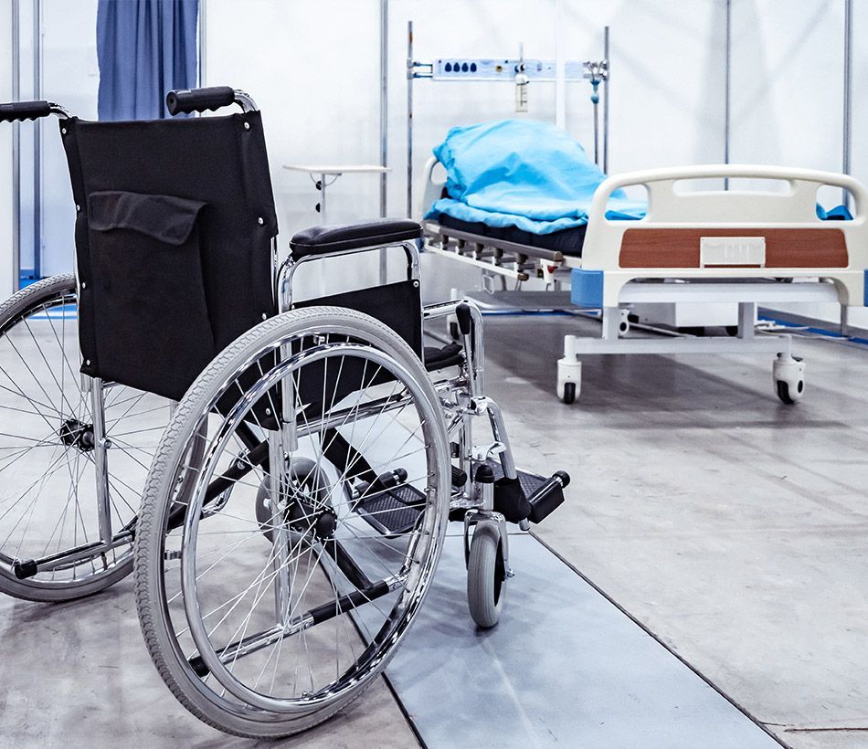Lit médical et fauteuil roulant 