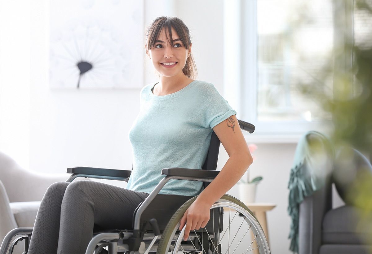 Femme assise dans une fauteuil roulant 