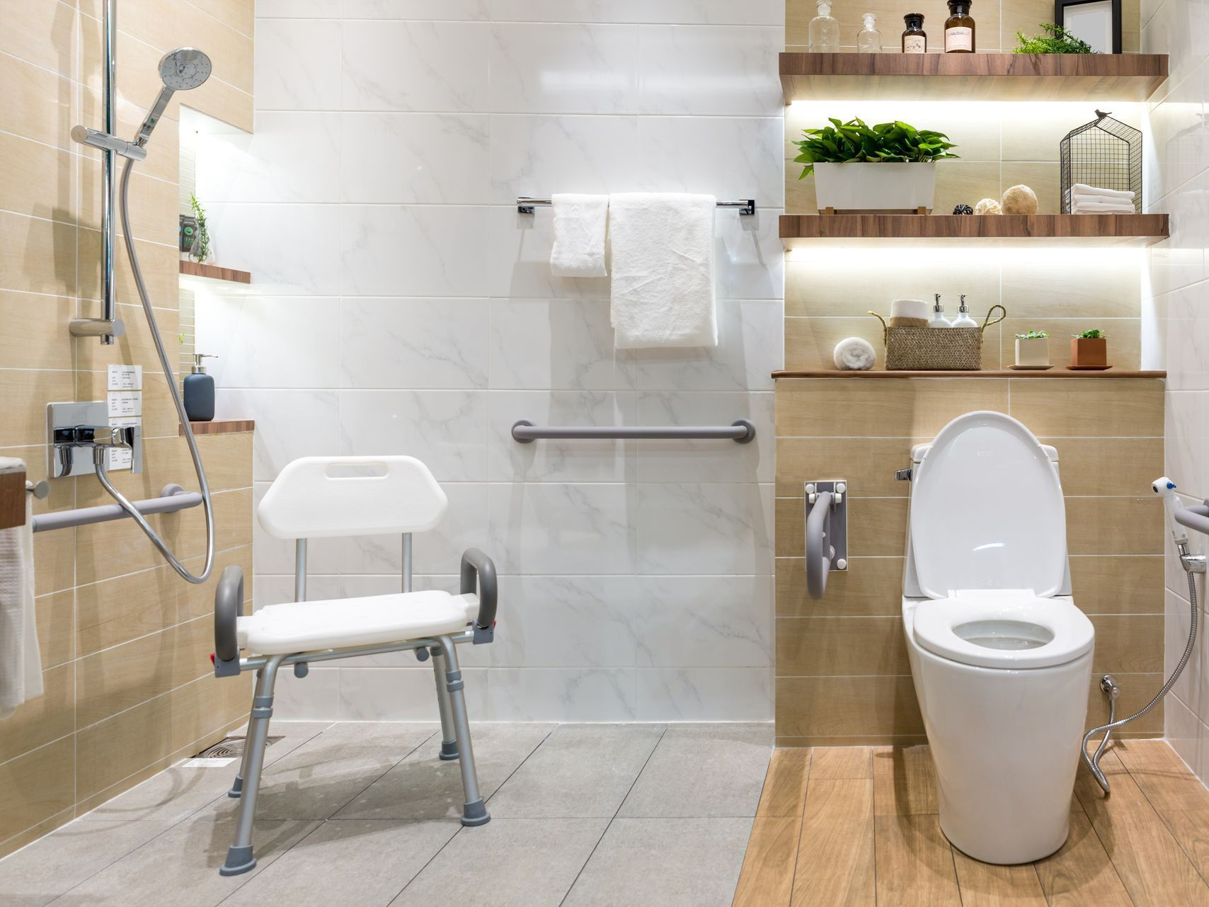 Salle de bains avec des équipements adaptés aux personnes à mobilité réduite. 
