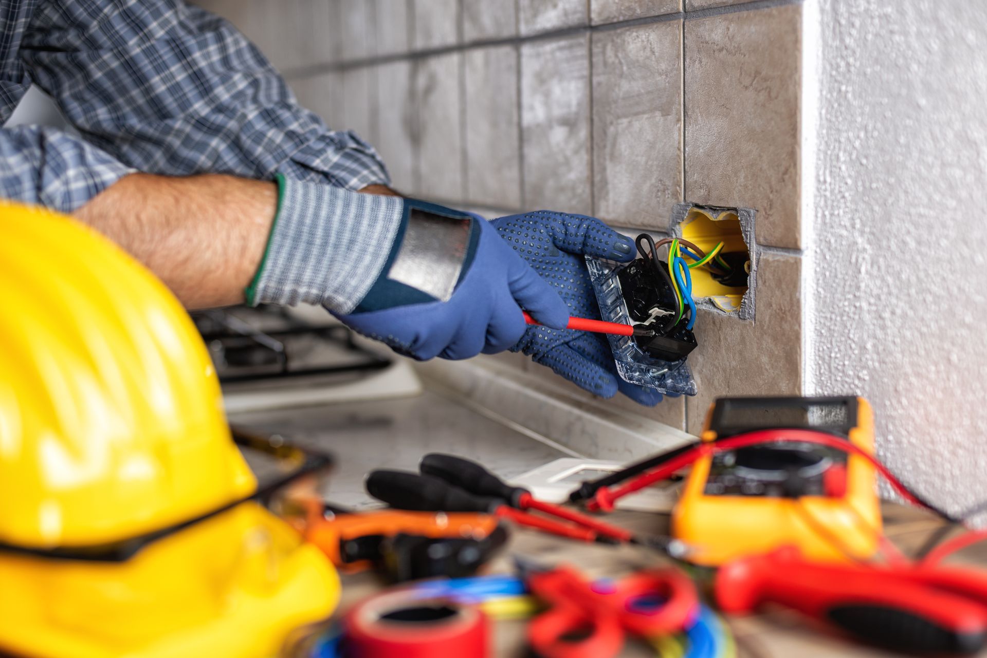 Un professionnel qui répare la prise électrique.