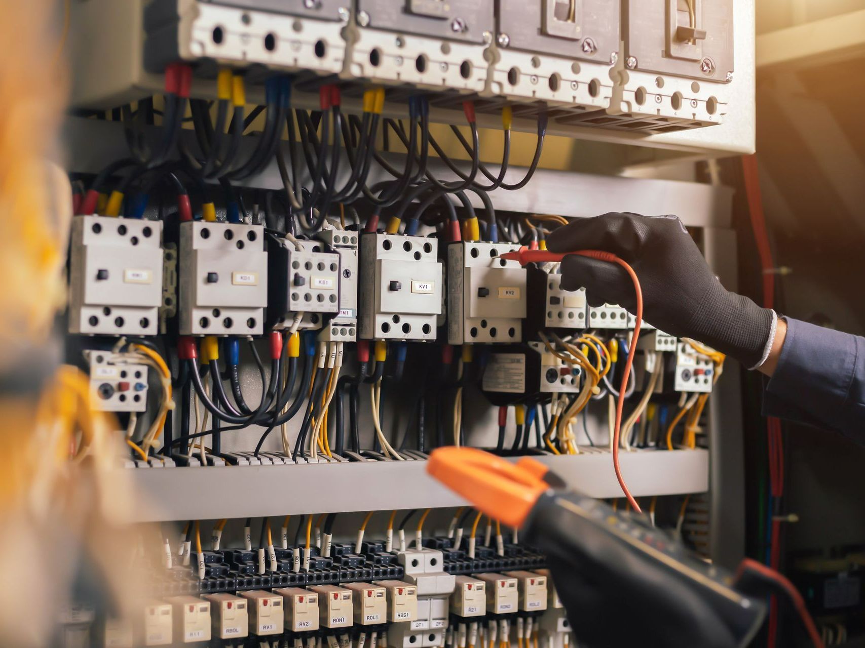 La main d'un électricien qui est en train de diagnostiquer le réseau électrique. 