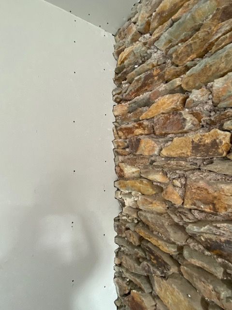 Un couloir avec les murs et cloisons blancs.