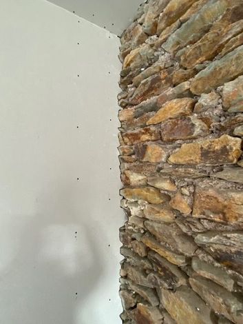 Un couloir avec les murs et cloisons blancs.