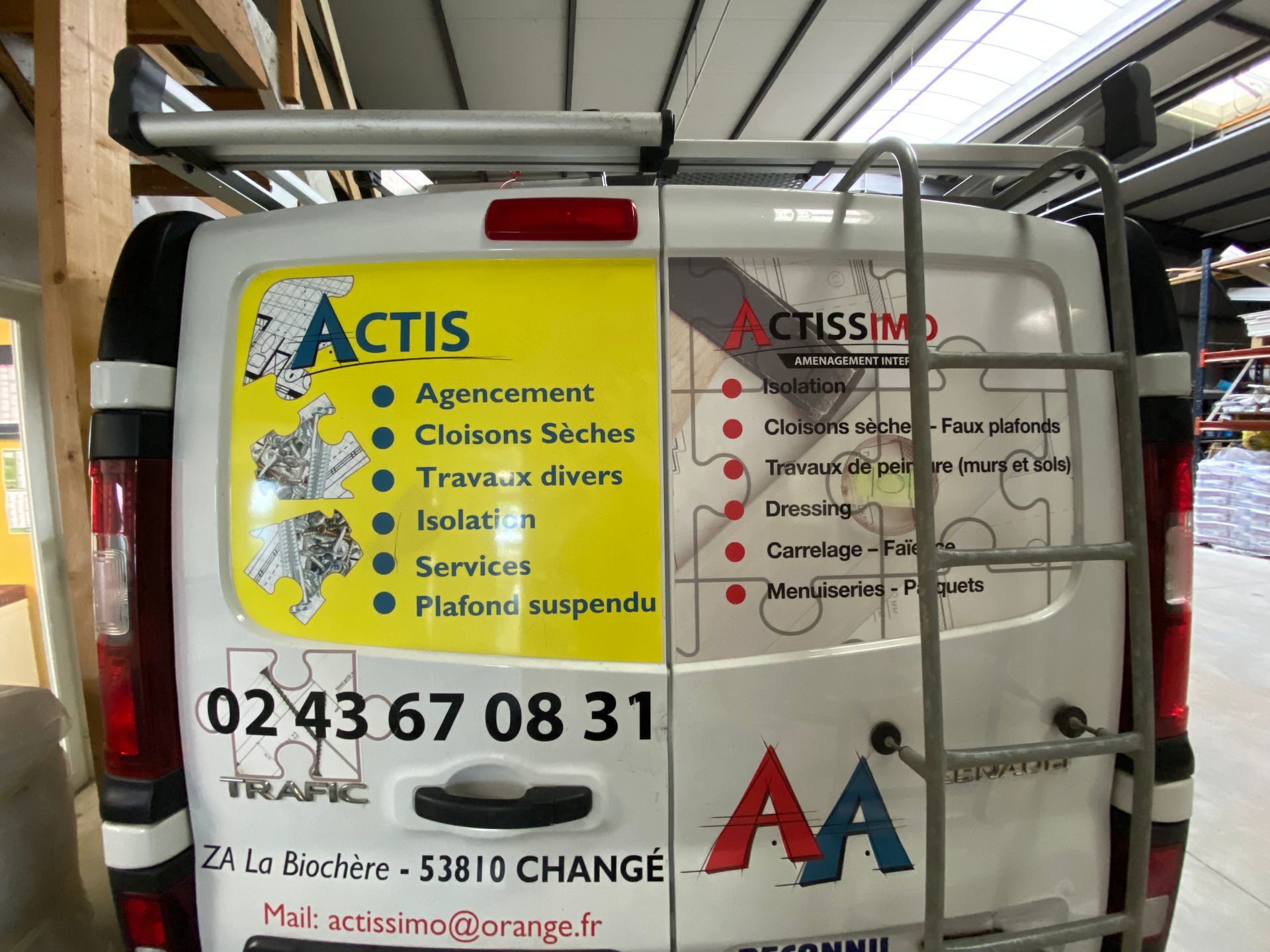 Gros plan sur les portières du camion du professionnel. 