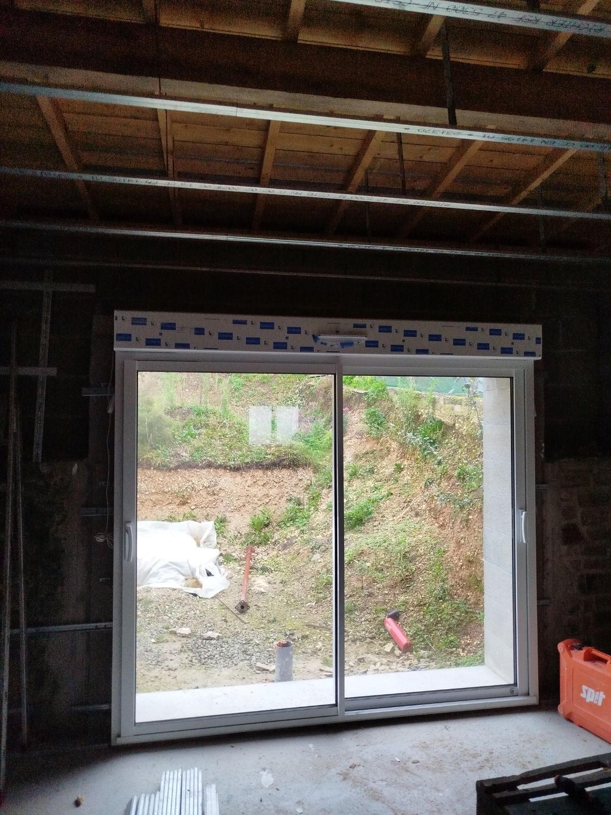 Une baie vitrée - vue de l'intérieur.