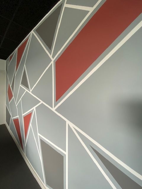 Mur avec la peinture effet géométrique.