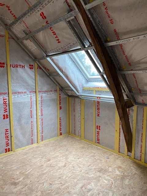 Blocs d'isolant posés dans les combles.
