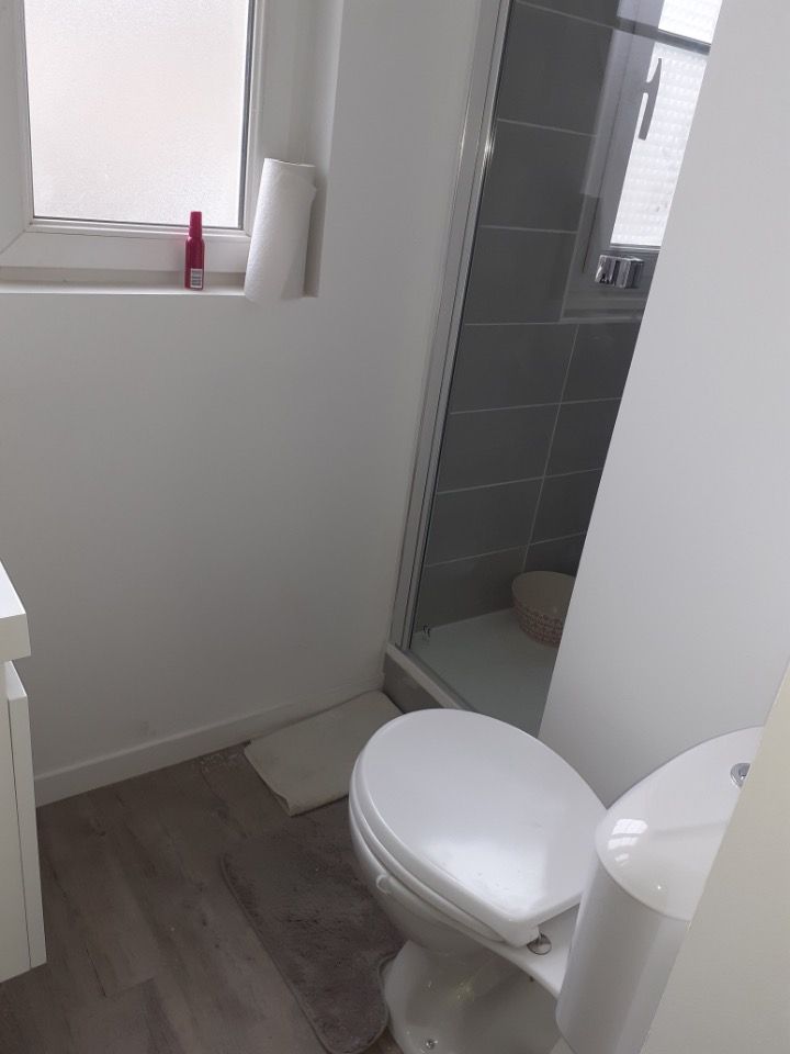 Toilettes avec le parquet au sol.