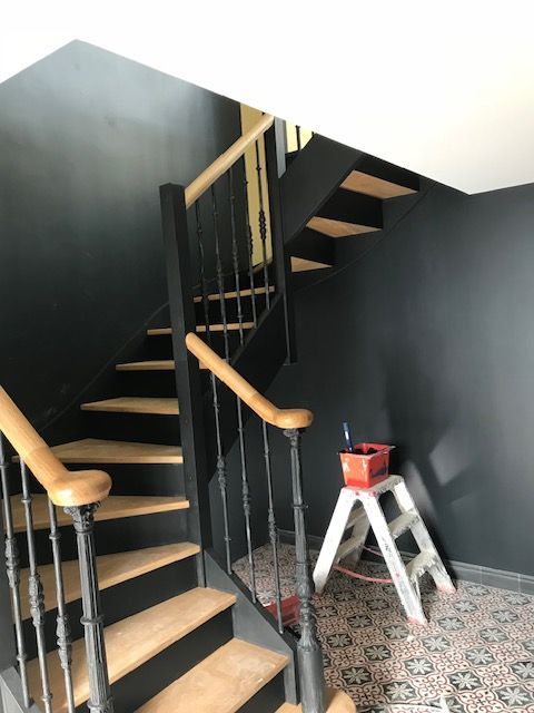 Escalier tournant avec les marches en bois.