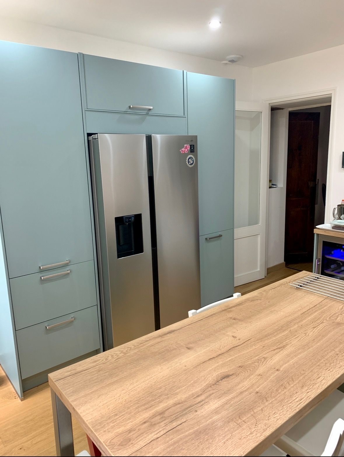 Cuisine moderne avec un îlot central.