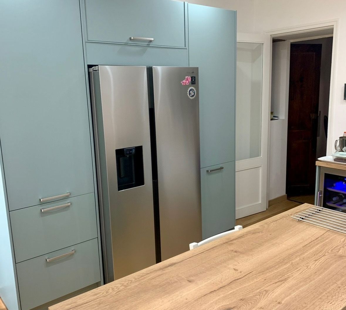 Meubles de cuisine avec le frigo encastré.