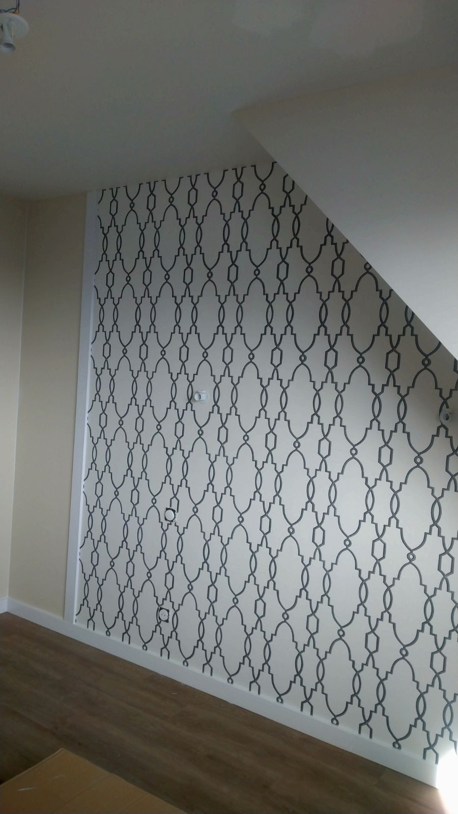 Papier peint posé sur un des murs de la pièce de vie.