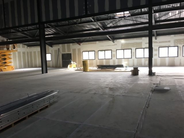 Un local tertiaire avec les fenêtres au fond.