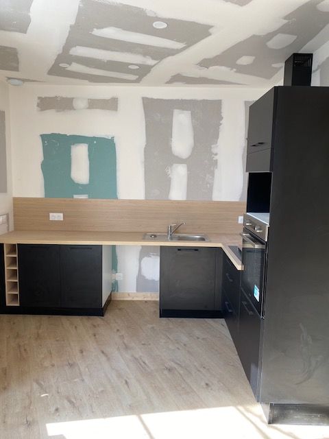 Travaux de plâtrerie dans une cuisine.