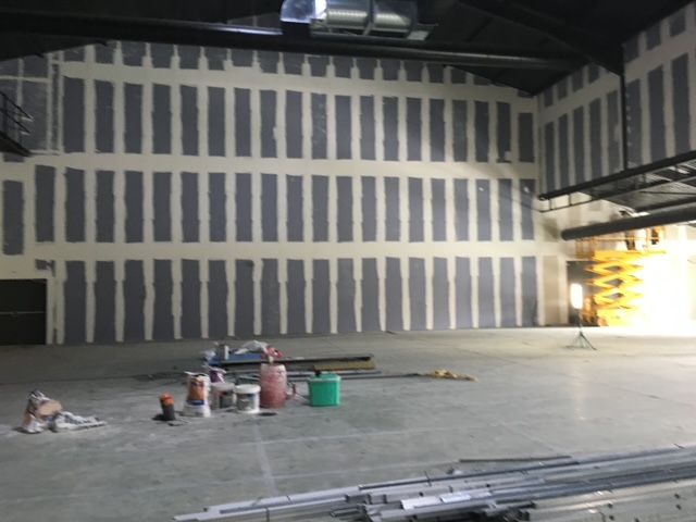 Un hangar en travaux.