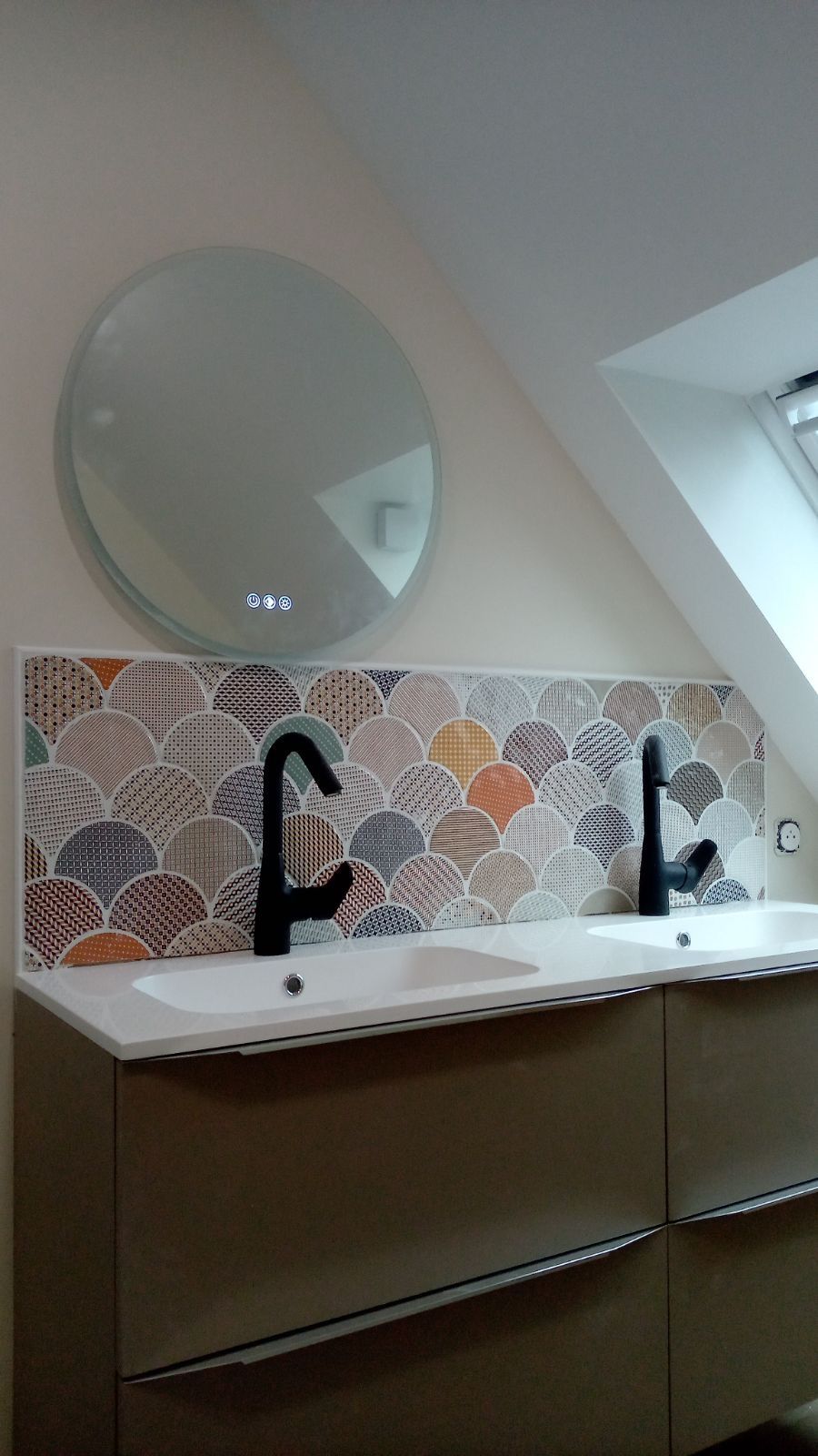 La double vasque avec du carrelage style écailles de poisson.