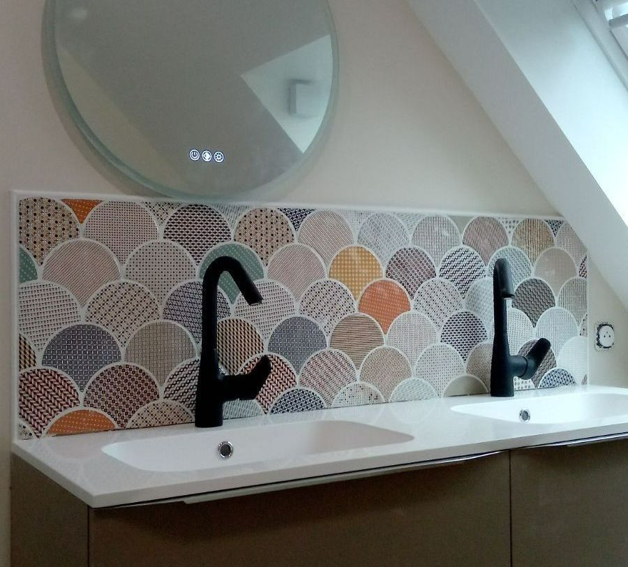 Meuble vasque avec le carrelage au mur et le miroir au-dessus.