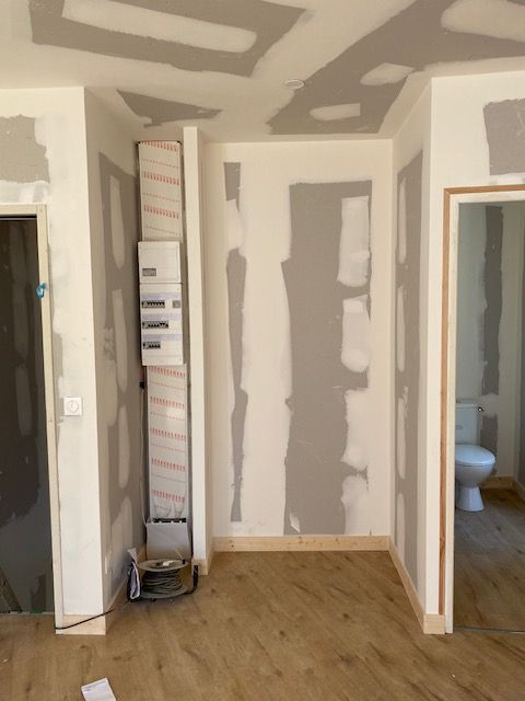 Travaux de plâtrerie électricité.