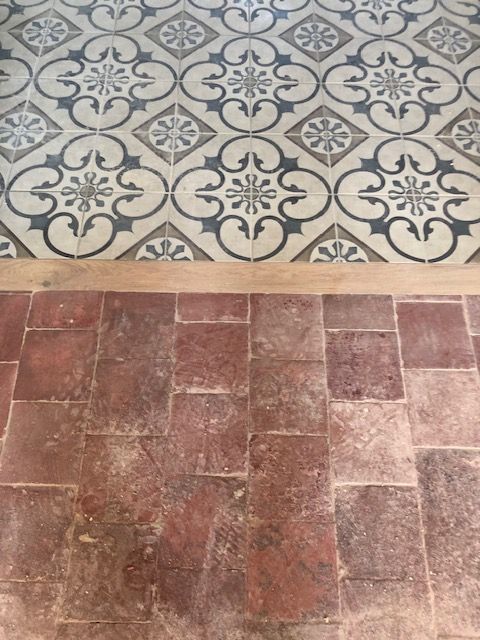 Tomettes et carrelage au sol.