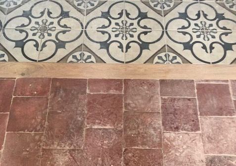 Le parquet au sol et les tomettes.