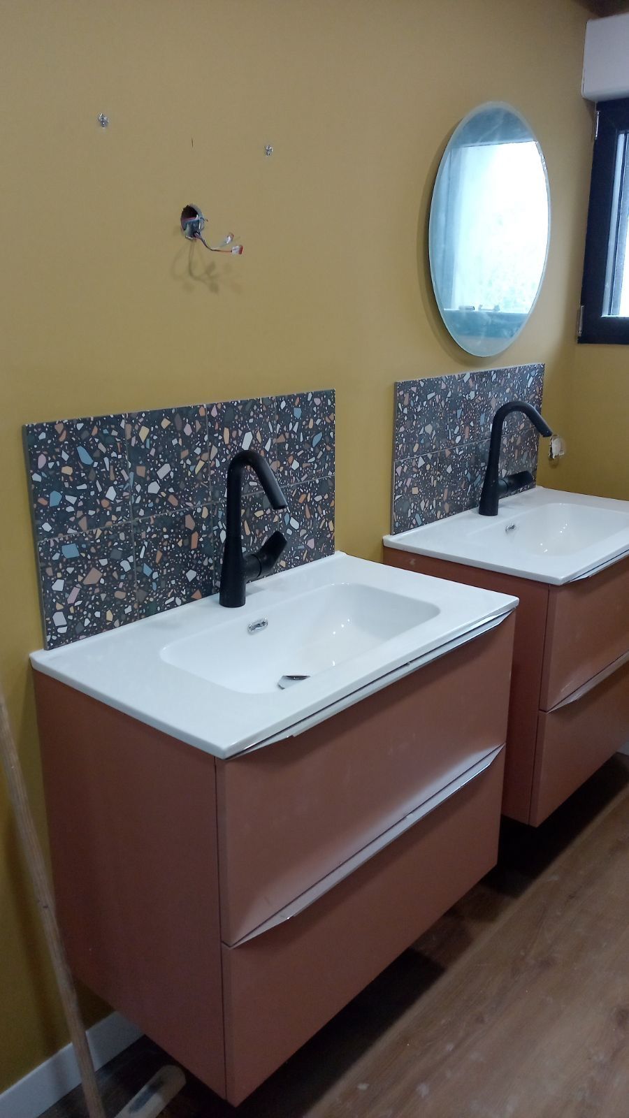 Deux meubles vasques avec faïence au mur.