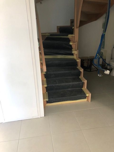 Escalier avec les marches noires.