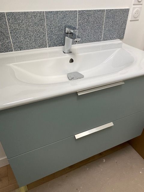 Meuble vasque d'une salle de bains.