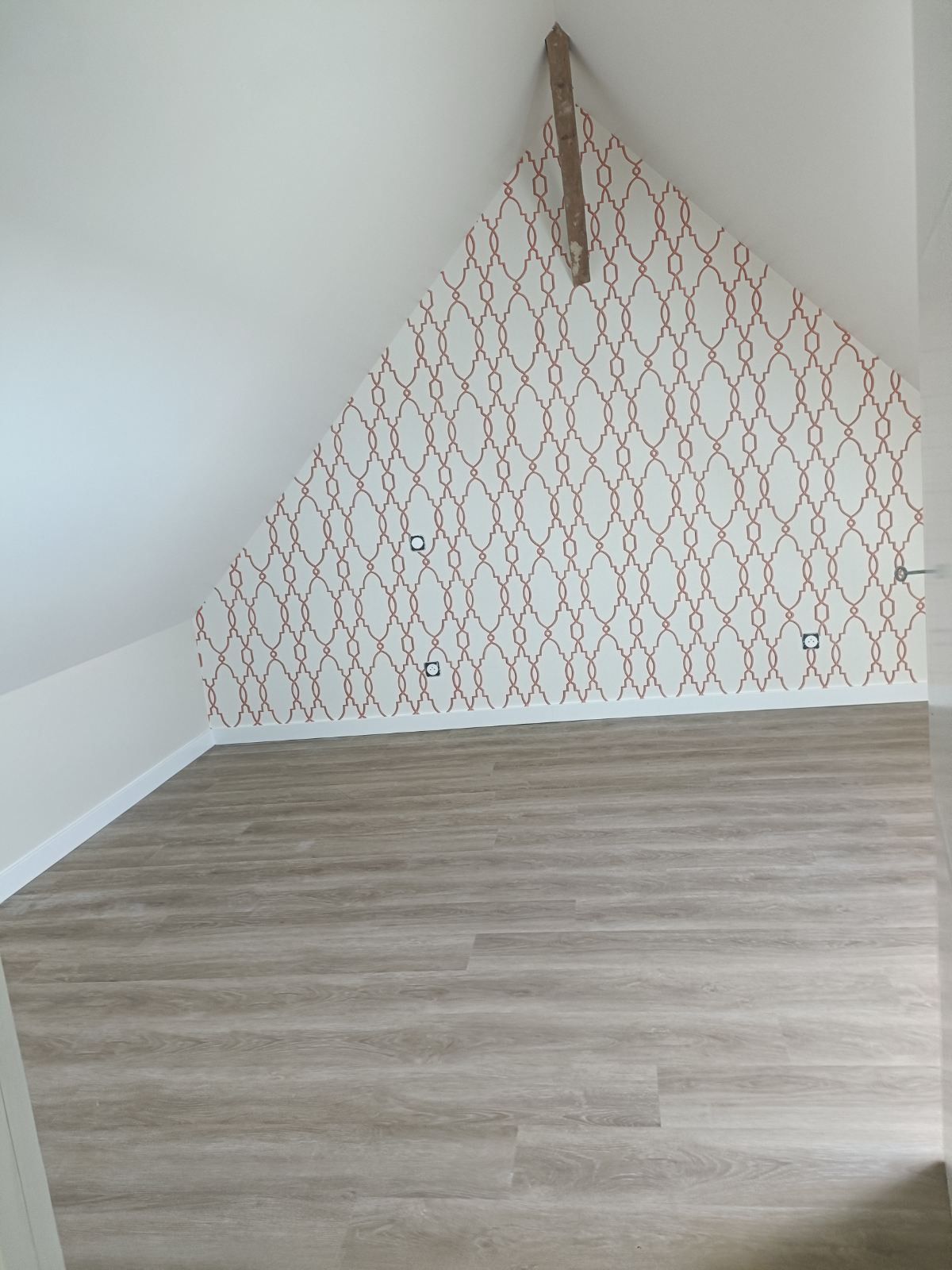 Papier peint dans une pièce dans les combles.