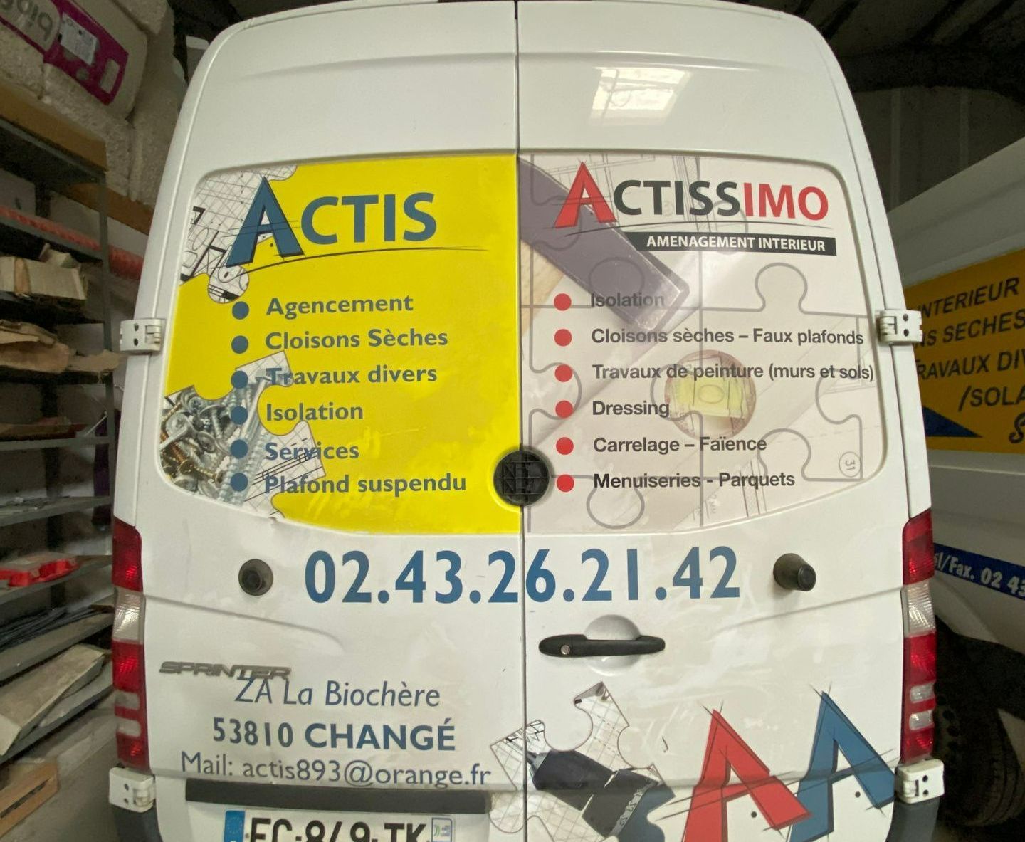 Derrière du camion du professionnel.