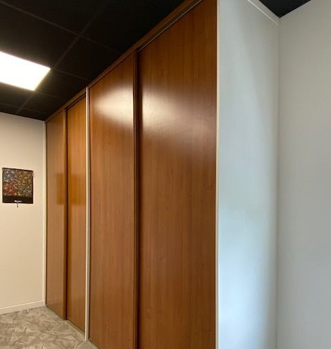 Dressing avec les portes coulissantes. 