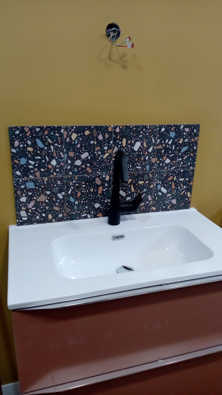 Faïence posée derrière un meuble vasque.