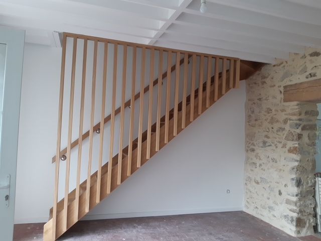 Escalier en bois avec la rambarde.