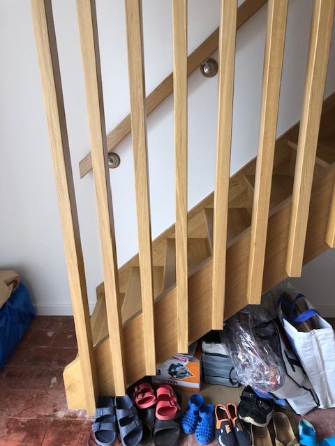 Escalier avec la rambarde en bois.