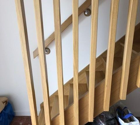 Un détail de l'escalier en bois.