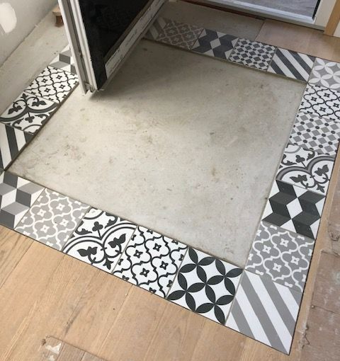 Le seuil d'une entrée en carrelage.