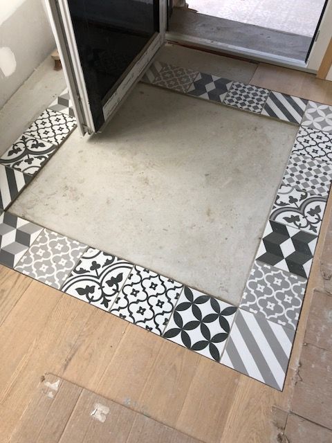 Seuil en carrelage.