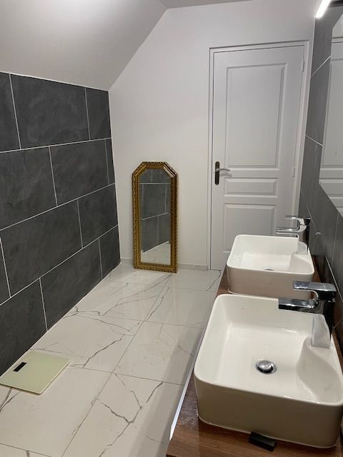 Salle de bains avec la double vasque.