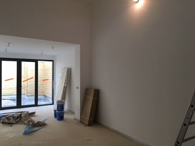 Baie vitrée dans une pièce à vie.