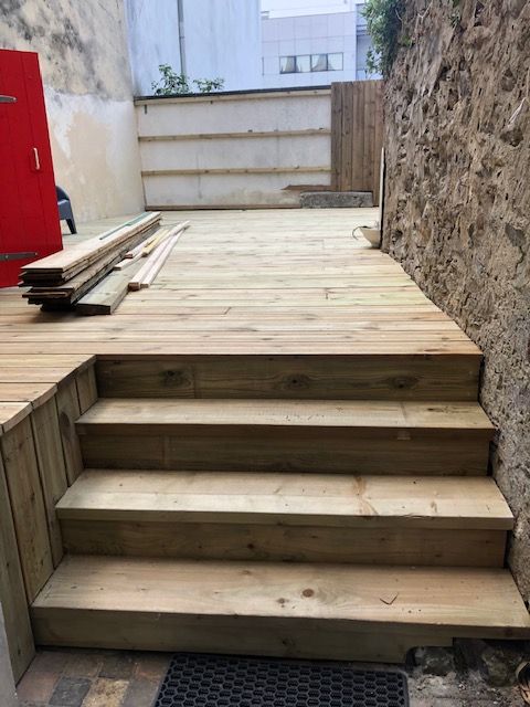 Terrasse extérieure en bois.