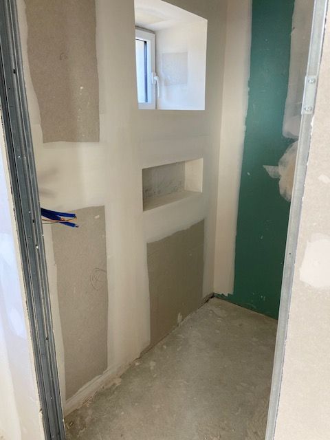 Création de niches dans les murs en plâtre.